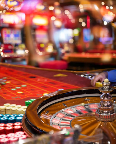 Slot game interface showing player activity and payout statistics